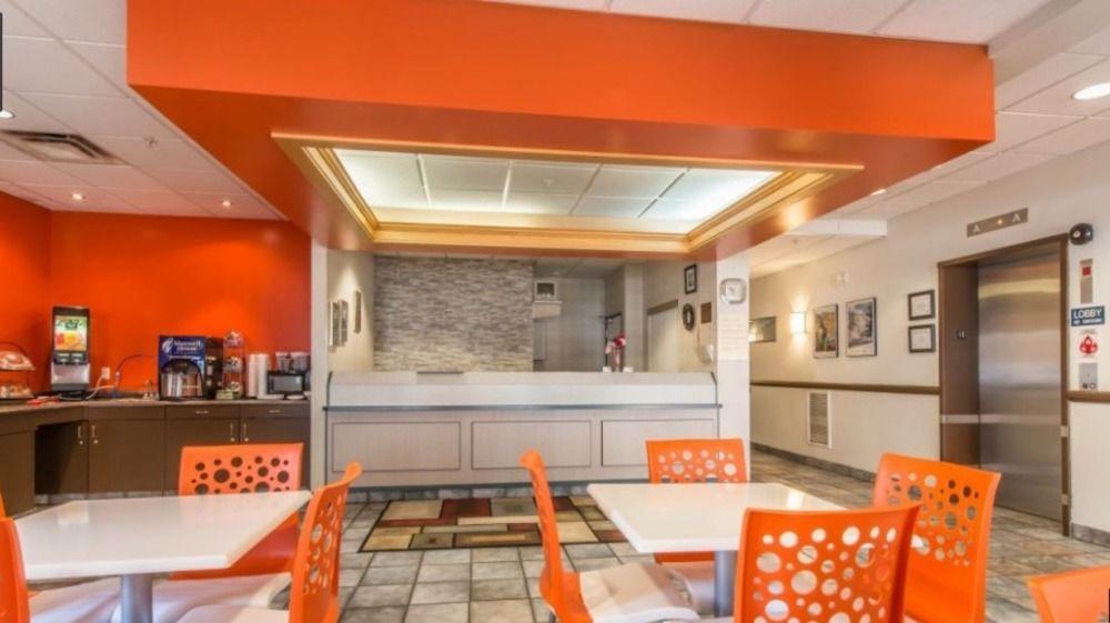 Red Roof Inn Джонстаун Экстерьер фото