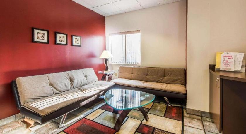 Red Roof Inn Джонстаун Экстерьер фото