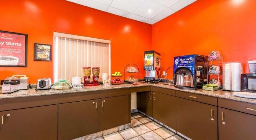 Red Roof Inn Джонстаун Экстерьер фото