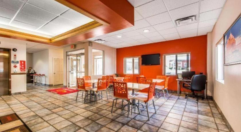 Red Roof Inn Джонстаун Экстерьер фото