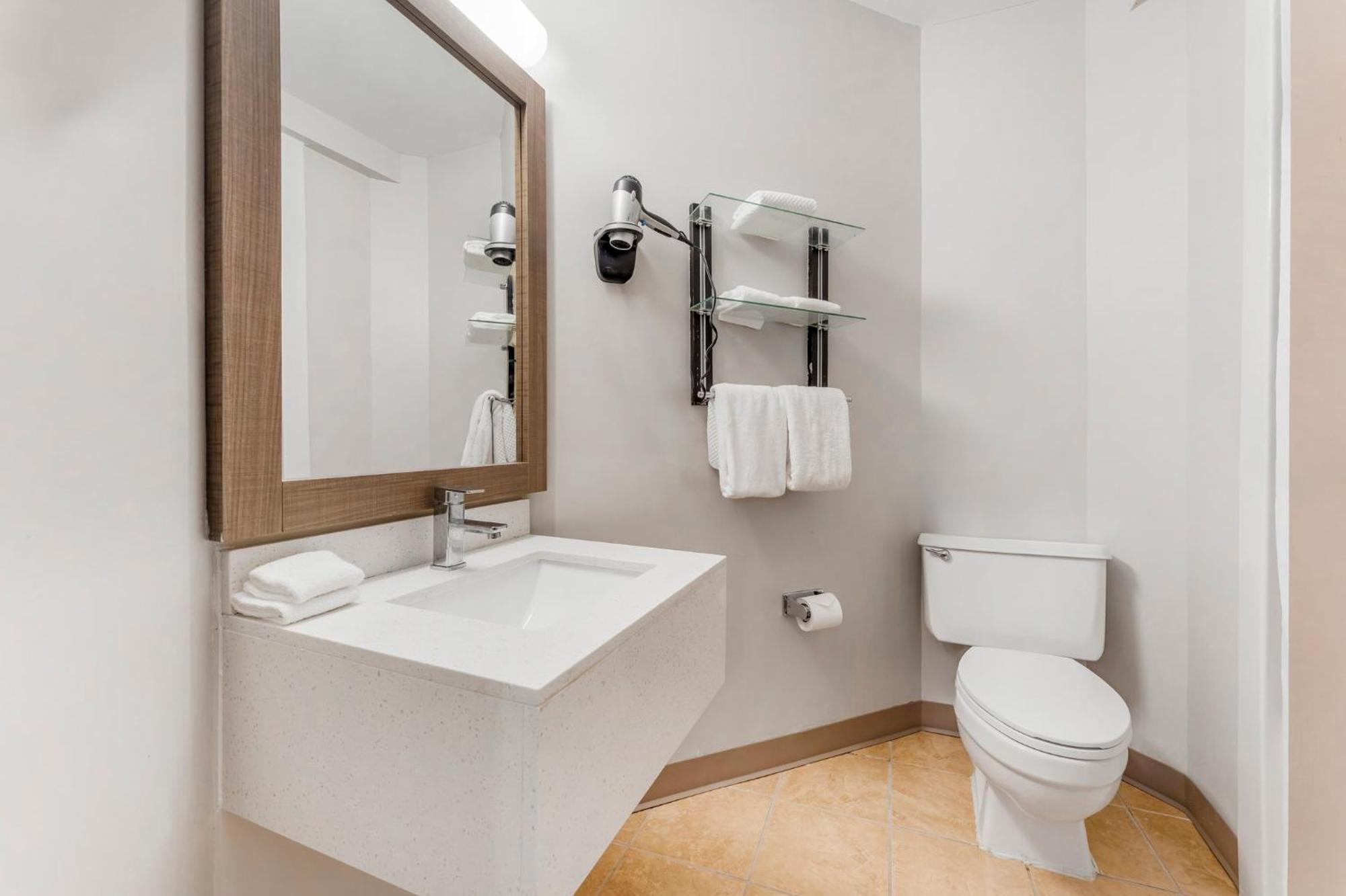 Red Roof Inn Джонстаун Экстерьер фото