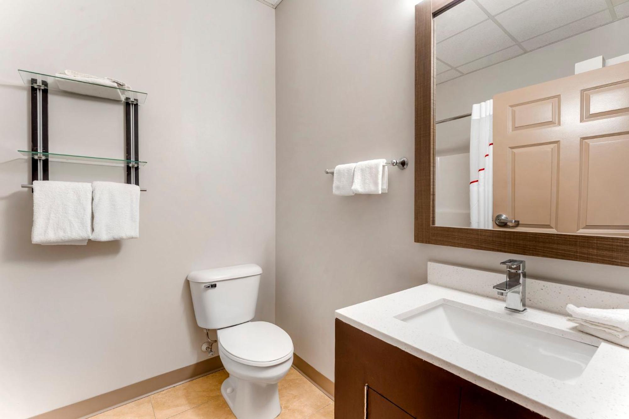 Red Roof Inn Джонстаун Экстерьер фото