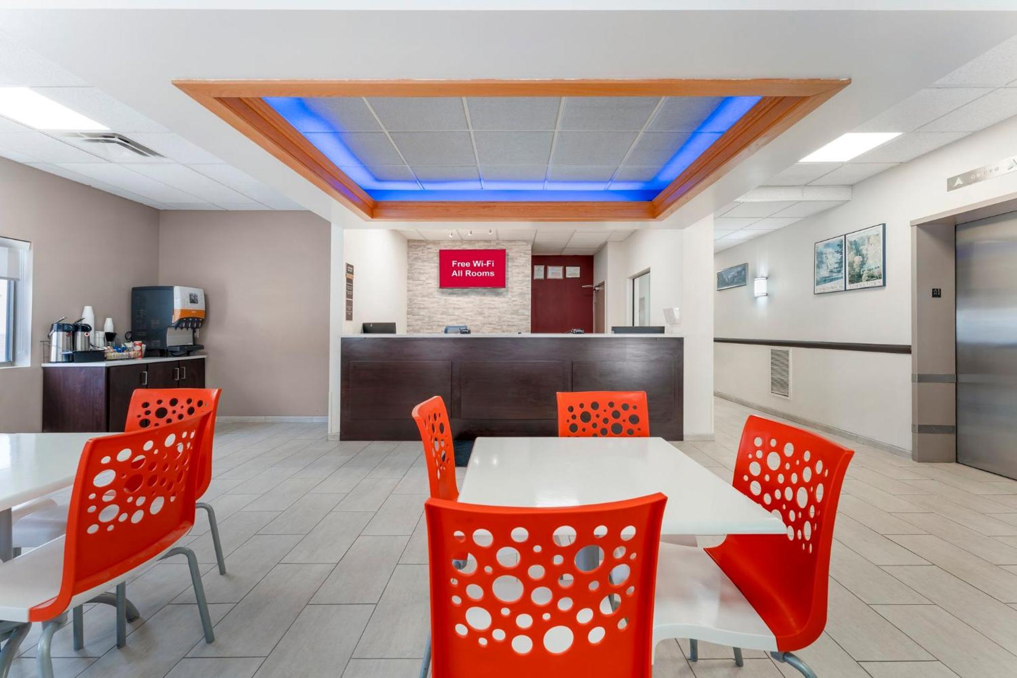 Red Roof Inn Джонстаун Экстерьер фото